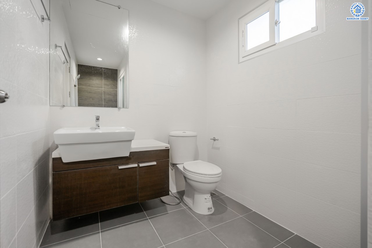 บ้านมือสองตกแต่งใหม่ ม.เดอะแพลนท์ วัชรพล หลังมุม เนื้อที่ 54 ตร.ว. ฟังก์ชัน 3 ห้องนอน 3 ห้องน้ำ จอดรถได้ 2 คัน Facilities ครบครัน บนทำเลเชื่อมต่อหลายเส้นทาง ถ.รามอินทรา ถ.สายไหม และ ถ.พหลโยธิน ใกล้สนามบินดอนเมือง ทางด่วน "รามอินทรา" และรถไฟฟ้าสายสีเขียว "สถานีคูคต"